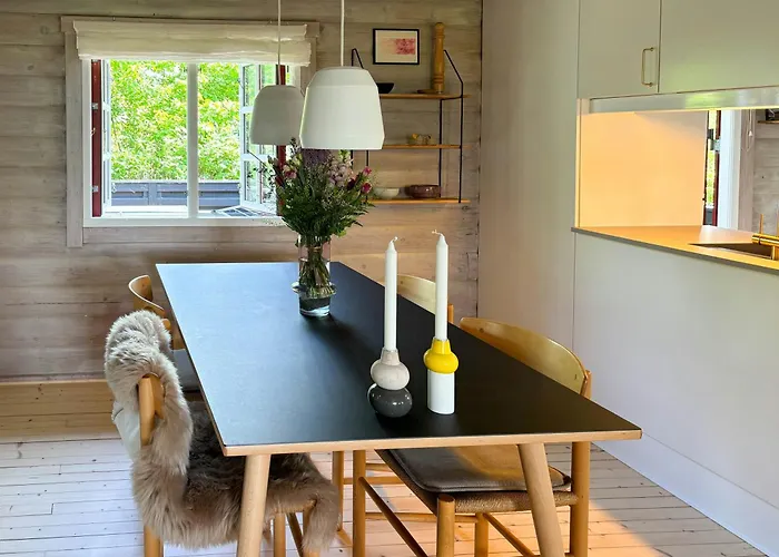 Feriehus Log With View Of Meadow And Sea *