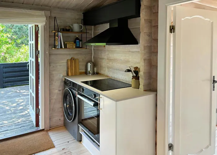 Feriehus Log With View Of Meadow And Sea