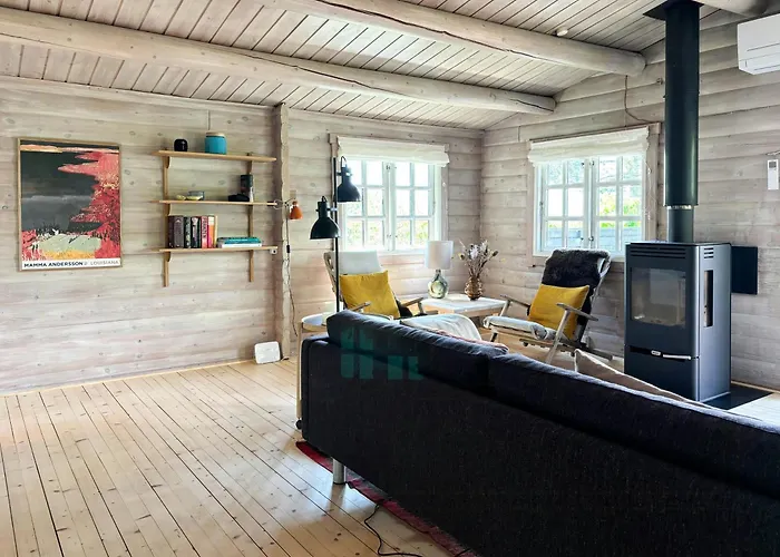 Feriehus Log With View Of Meadow And Sea *