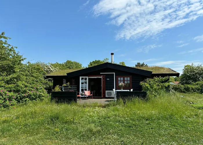 Log With View Of Meadow And Sea Feriehus *